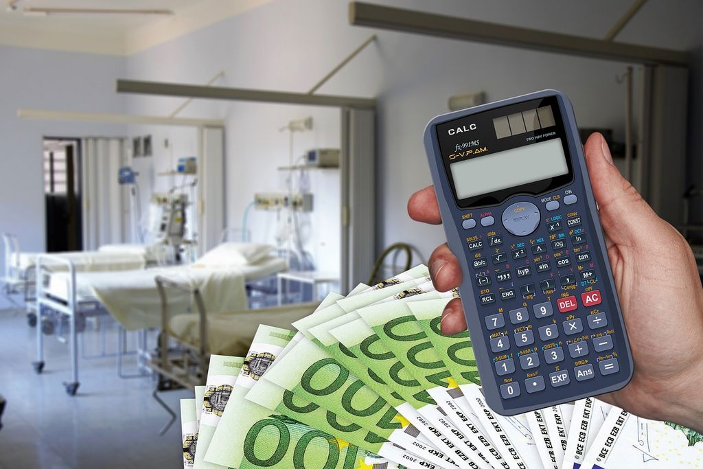 Bild eines Krankenhauszimmers im Hintergrund, im Vordergrund Geld und ein Taschenrechner